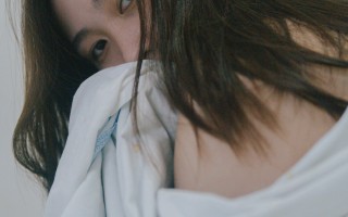 内娱女星深夜日本私会神秘男子全程包裹严实引发热议
